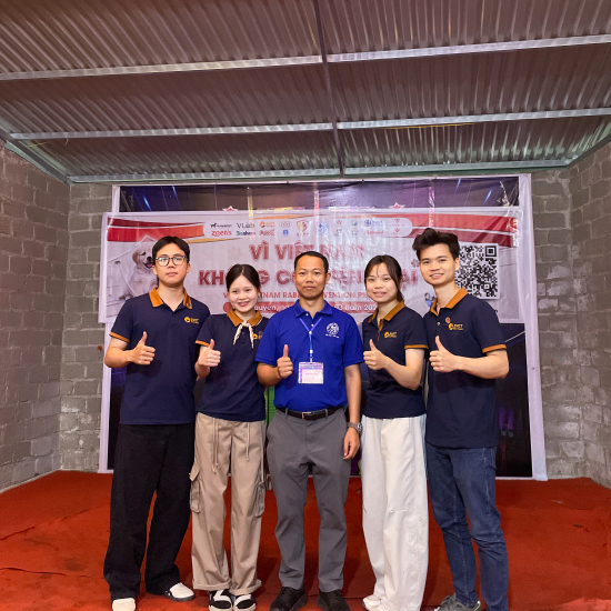 Tập thể bác sĩ 2Vet tham gia chương trình