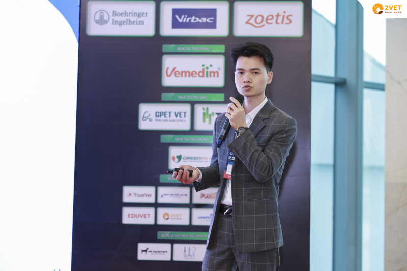 BSTY Trần Văn Ngọc - Giám đốc Bệnh viện Thú y 2Vet Giải Phóng trong phần báo cáo chuyên đề tại hội nghị